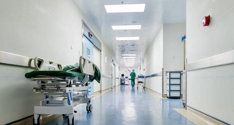 &Eta; &kappa;&alpha;&tau;ά&theta;&epsilon;&sigma;&eta; &tau;&omicron;&upsilon; &gamma;&iota;&alpha;&tau;&rho;&omicron;ύ &pi;&omicron;&upsilon; &epsilon;&xi;έ&tau;&alpha;&sigma;&epsilon; &tau;&eta;&nu; &sigma;ύ&zeta;&upsilon;&gamma;&omicron; &tau;&omicron;&upsilon; &delta;&iota;&kappa;&eta;&gamma;ό&rho;&omicron;&upsilon;: &Epsilon;&chi;&epsilon;&iota; &kappa;&alpha;&tau;ά&gamma;&mu;&alpha;&tau;&alpha;, &alpha;&iota;&mu;&omicron;&rho;&rho;&alpha;&gamma;ί&alpha; &mu;ύ&tau;&eta;&sigmaf;, &alpha;ί&mu;&alpha; &sigma;&tau;&omicron; &kappa;&epsilon;&phi;ά&lambda;&iota;