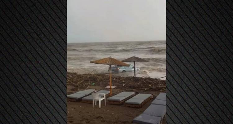 Έ&nu;&alpha;&sigmaf; 25&chi;&rho;&omicron;&nu;&omicron;&sigmaf; &nu;&epsilon;&kappa;&rho;ό&sigmaf; &sigma;&tau;&eta; &Rho;ό&delta;&omicron; &alpha;&pi;ό &tau;&eta;&nu; &kappa;&alpha;&kappa;&omicron;&kappa;&alpha;&iota;&rho;ί&alpha;, &pi;&alpha;&rho;&alpha;&sigma;ύ&rho;&theta;&eta;&kappa;&epsilon; &mu;&epsilon; &tau;&omicron; &alpha;&upsilon;&tau;&omicron;&kappa;ί&nu;&eta;&tau;ό &tau;&omicron;&upsilon; &sigma;&tau;&eta; &theta;ά&lambda;&alpha;&sigma;&sigma;&alpha;