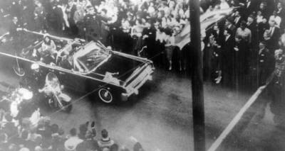 JFK: 55 &chi;&rho;ό&nu;&iota;&alpha; &mu;&epsilon;&tau;ά &tau;&eta; &delta;&omicron;&lambda;&omicron;&phi;&omicron;&nu;ί&alpha; &tau;&omicron;&upsilon;, &nu;έ&omicron; &sigma;&epsilon;&nu;ά&rho;&iota;&omicron; &epsilon;&mu;&pi;&lambda;έ&kappa;&epsilon;&iota; &sigma;&tau;&omicron; έ&gamma;&kappa;&lambda;&eta;&mu;&alpha; &tau;&eta;&nu; &Tau;&zeta;ά&kappa;&iota;!