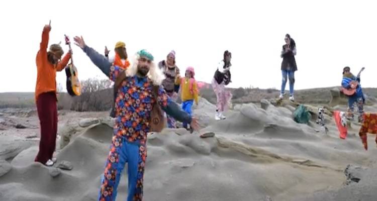 &Sigma;&tau;&eta;&nu; &Pi;&lambda;ά&kappa;&alpha; &kappa;&alpha;&iota; &phi;έ&tau;&omicron;&sigmaf; &gamma;&iota;&alpha; 10&eta; &chi;&rho;&omicron;&nu;&iota;ά έ&chi;&omicron;&upsilon;&nu; &kappa;&alpha;&rho;&nu;&alpha;&beta;ά&lambda;&iota;! (video)