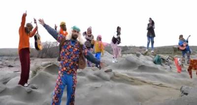 &Sigma;&tau;&eta;&nu; &Pi;&lambda;ά&kappa;&alpha; &kappa;&alpha;&iota; &phi;έ&tau;&omicron;&sigmaf; &gamma;&iota;&alpha; 10&eta; &chi;&rho;&omicron;&nu;&iota;ά έ&chi;&omicron;&upsilon;&nu; &kappa;&alpha;&rho;&nu;&alpha;&beta;ά&lambda;&iota;! (video)