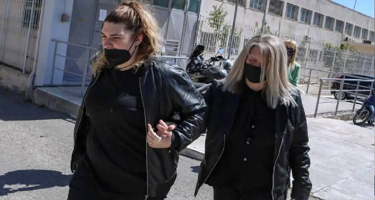&Rho;&omicron;ύ&lambda;&alpha; &Pi;&iota;&sigma;&pi;&iota;&rho;ί&gamma;&kappa;&omicron;&upsilon;: &Eta; &mu;&eta;&tau;έ&rho;&alpha; &kappa;&alpha;&iota; &eta; &alpha;&delta;&epsilon;&rho;&phi;ή &tau;&eta;&sigmaf; &mu;&eta;&nu;ύ&omicron;&upsilon;&nu; &tau;&omicron;&nu; &gamma;&iota;&alpha;&tau;&rho;ό &pi;&omicron;&upsilon; &epsilon;ί&chi;&epsilon; &sigma;ώ&sigma;&epsilon;&iota; &tau;&eta;&nu; &Tau;&zeta;&omega;&rho;&tau;&zeta;ί&nu;&alpha; &tau;&eta;&nu; &pi;&rho;ώ&tau;&eta; &phi;&omicron;&rho;ά