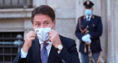 &Pi;&omicron;&lambda;&iota;&tau;&iota;&kappa;ή &kappa;&rho;ί&sigma;&eta; &sigma;&tau;&eta;&nu; &Iota;&tau;&alpha;&lambda;ί&alpha;, &kappa;&alpha;&tau;&alpha;&rho;&rho;έ&epsilon;&iota; &eta; &kappa;&upsilon;&beta;έ&rho;&nu;&eta;&sigma;&eta;: &Omicron; &Kappa;ό&nu;&tau;&epsilon; &psi;ά&chi;&nu;&epsilon;&iota; &tau;&rho;ό&pi;&omicron; &nu;&alpha; &mu;&epsilon;ί&nu;&epsilon;&iota; &sigma;&tau;&eta;&nu; &epsilon;&xi;&omicron;&upsilon;&sigma;ί&alpha;, ό&lambda;&alpha; &tau;&alpha; &sigma;&epsilon;&nu;ά&rho;&iota;&alpha;