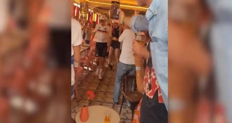 Μυθική στιγμή στο Παρίσι: Ποδηλάτης σταμάτησε σε παμπ για να κάνει την ανάγκη του και… αποθεώθηκε [βίντεο]