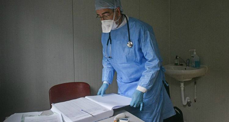 &Kappa;&omicron;&rho;&omega;&nu;&omicron;ϊό&sigmaf;: &Alpha;&upsilon;&xi;&eta;&mu;έ&nu;&alpha; &kappa;&alpha;&iota; &pi;ά&lambda;&iota; &tau;&alpha; &kappa;&rho;&omicron;ύ&sigma;&mu;&alpha;&tau;&alpha; | 57 &tau;&omicron; &tau;&epsilon;&lambda;&epsilon;&upsilon;&tau;&alpha;ί&omicron; 24&omega;&rho;&omicron;, &tau;&alpha; 18 &sigma;&tau;&eta;&nu; &Alpha;&tau;&tau;&iota;&kappa;ή
