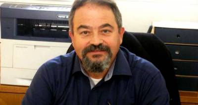 &Kappa;. &Alpha;&delta;&alpha;&mu;ί&delta;&eta;&sigmaf;: &laquo;&Delta;&epsilon;&chi;&tau;ή&kappa;&alpha;&mu;&epsilon; &pi;&omicron;&lambda;&lambda;ά &chi;&tau;&upsilon;&pi;ή&mu;&alpha;&tau;&alpha; &kappa;ά&tau;&omega; &alpha;&pi;ό &tau;&eta; &mu;έ&sigma;&eta; &sigma;&tau;&omicron;&nu; &pi;&rho;&omicron;&epsilon;&kappa;&lambda;&omicron;&gamma;&iota;&kappa;ό &alpha;&gamma;ώ&nu;&alpha;&raquo; (audio)