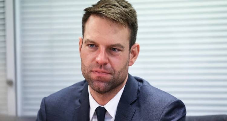 &Omicron; &Kappa;&alpha;&sigma;&sigma;&epsilon;&lambda;ά&kappa;&eta;&sigmaf; έ&delta;&epsilon;&iota;&xi;&epsilon; &tau;&eta;&nu; έ&xi;&omicron;&delta;&omicron; &sigma;&tau;&eta;&nu; &omicron;&mu;ά&delta;&alpha; &Alpha;&chi;&tau;&sigma;&iota;ό&gamma;&lambda;&omicron;&upsilon;: &laquo;&Alpha;&nu; &epsilon;ί&nu;&alpha;&iota; &nu;&alpha; &alpha;&pi;&omicron;&phi;&alpha;&sigma;ί&sigma;&omicron;&upsilon;&nu; &kappa;ά&tau;&iota;, &nu;&alpha; &tau;&omicron; &kappa;ά&nu;&omicron;&upsilon;&nu; &tau;ώ&rho;&alpha;&raquo;