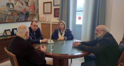 &Sigma;&tau;&omicron; &Delta;&eta;&mu;&alpha;&rho;&chi;&epsilon;ί&omicron; &Lambda;ή&mu;&nu;&omicron;&upsilon; &omicron; &Pi;&rho;ό&epsilon;&delta;&rho;&omicron; &tau;&omicron;&upsilon; &Sigma;&Upsilon;&Rho;&Iota;&Zeta;&Alpha; &ndash; &Pi;&Sigma; &kappa;. &Sigma;&omega;&kappa;&rho;ά&tau;&eta; &Phi;ά&mu;&epsilon;&lambda;&lambda;&omicron;