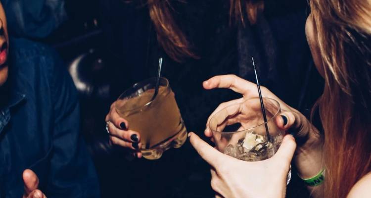 Στη φάκα της ΑΑΔΕ κομμωτές, ψυκτικοί και ιδιοκτήτες εστιατορίων και μπαρ | Δήλωναν εισόδημα κάτω από τον βασικό μισθό