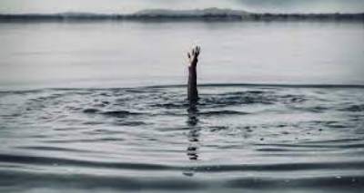 &Lambda;ή&mu;&nu;&omicron;&sigmaf;: &Theta;ά&nu;&alpha;&tau;&omicron;&sigmaf; &eta;&lambda;&iota;&kappa;&iota;&omega;&mu;έ&nu;&eta;&sigmaf; &sigma;&epsilon; &pi;&alpha;&rho;&alpha;&lambda;ί&alpha; &tau;&omicron;&upsilon; &nu;&eta;&sigma;&iota;&omicron;ύ.