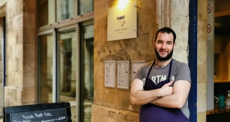 Γιάννης Σοφιός: Ο Έλληνας σεφ που άνοιξε μεζεδοπωλείο στο Μπορντό και μαθαίνει τους Γάλλους να τρώνε μουσακά