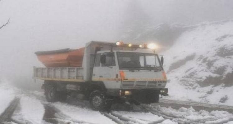 Ξεκίνησαν οι ρίψεις αλατιού στα επικίνδυνα σημεία της Λήμνου