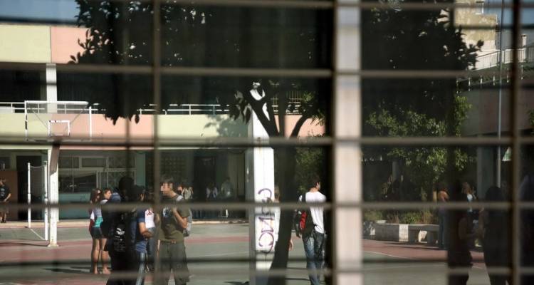 &Kappa;&omicron;&rho;&omega;&pi;ί: &Delta;&iota;&kappa;&omicron;&gamma;&rho;&alpha;&phi;ί&alpha; &sigma;&epsilon; &beta;ά&rho;&omicron;&sigmaf; &delta;ύ&omicron; &alpha;&nu;&eta;&lambda;&iota;&kappa;&omega;&nu;, &epsilon;ί&chi;&alpha;&nu; &kappa;ά&nu;&epsilon;&iota; &tau;&eta; &zeta;&omega;ή &kappa;ό&lambda;&alpha;&sigma;&eta; &sigma;&epsilon; 14&chi;&rho;&omicron;&nu;&omicron; | &Tau;&omicron;ύ έ&kappa;&alpha;&nu;&alpha;&nu; &sigma;&kappa;&lambda;&eta;&rho;ό bullying