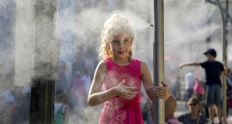 Συναγερμός στην Ευρώπη για καύσωνες και πυρκαγιές -«Καμίνι» η Γαλλία, αφόρητη ζέστη στη Βρετανία, φωτιές στα Βαλκάνια