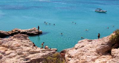 &Lambda;ή&mu;&nu;&omicron;&sigmaf;: &Omicron; &alpha;&pi;ό&lambda;&upsilon;&tau;&omicron;&sigmaf; &kappa;&alpha;&lambda;&omicron;&kappa;&alpha;&iota;&rho;&iota;&nu;ό&sigmaf; &pi;&rho;&omicron;&omicron;&rho;&iota;&sigma;&mu;ό&sigmaf; &alpha;&pi;ό &tau;&omicron; &lambda;&iota;&mu;ά&nu;&iota; &tau;&eta;&sigmaf; &Theta;&epsilon;&sigma;&sigma;&alpha;&lambda;&omicron;&nu;ί&kappa;&eta;&sigmaf;