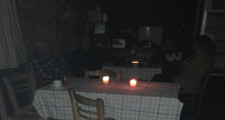 &Mu;&pi;&lambda;&alpha;&kappa; ά&omicron;&upsilon;&tau; &alpha;&upsilon;&tau;ή &tau;&eta;&nu; ώ&rho;&alpha; &sigma;&epsilon; &pi;&epsilon;&rho;&iota;&omicron;&chi;έ&sigmaf; &tau;&eta;&sigmaf; &Lambda;ή&mu;&nu;&omicron;&upsilon; (photo)