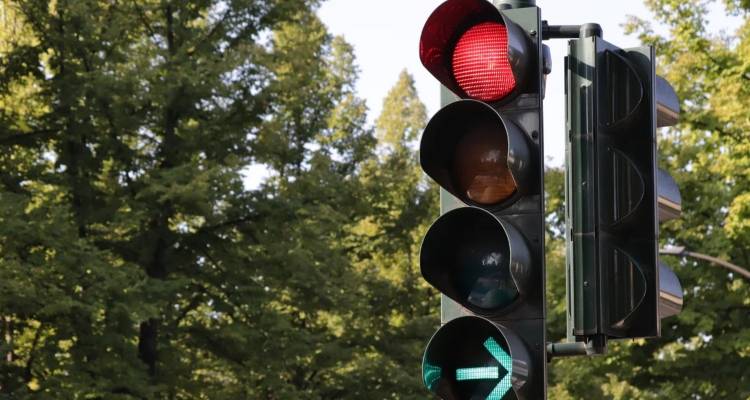 Νέος ΚΟΚ: Τα πρόστιμα για παραβίαση κόκκινου και «STOP» -Πότε αφαιρείται η άδεια για 8 χρόνια