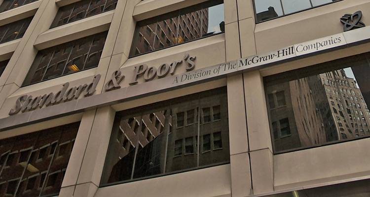 Standard &amp; Poor&rsquo;s: &laquo;&Delta;&iota;&alpha;&phi;ή&mu;&iota;&sigma;&eta;&raquo; &gamma;&iota;&alpha; &tau;&eta;&nu; &Epsilon;&lambda;&lambda;ά&delta;&alpha; &eta; έ&kappa;&theta;&epsilon;&sigma;&eta; &pi;&omicron;&upsilon; έ&delta;&omega;&sigma;&epsilon; &tau;&eta;&nu; &epsilon;&pi;&epsilon;&nu;&delta;&upsilon;&tau;&iota;&kappa;ή &beta;&alpha;&theta;&mu;ί&delta;&alpha;
