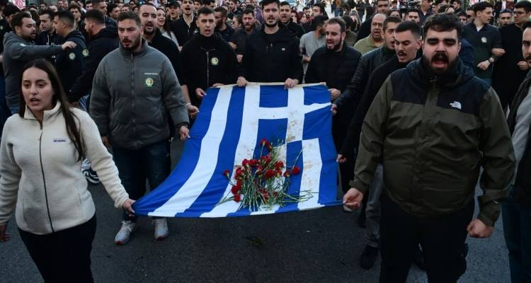 Επέτειος Πολυτεχνείου: Στην πρεσβεία των ΗΠΑ η κεφαλή της πορείας με τη σημαία