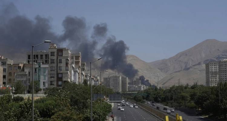 Νέες ισραηλινές επιθέσεις στην Τεχεράνη | «Ο Χαμενεΐ θα έχει την τύχη του Σαντάμ Χουσεΐν αν δεν σταματήσει να χτυπά το Ισραήλ»