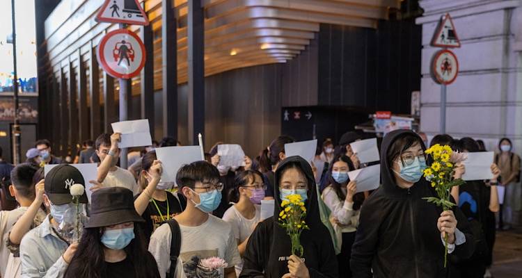 &Kappa;ί&nu;&alpha;: &Tau;&iota; &sigma;&upsilon;&mu;&beta;&omicron;&lambda;ί&zeta;&omicron;&upsilon;&nu; &tau;&alpha; &lambda;&epsilon;&upsilon;&kappa;ά &chi;&alpha;&rho;&tau;&iota;ά &pi;&omicron;&upsilon; &kappa;&rho;&alpha;&tau;&omicron;ύ&nu; &omicron;&iota; &delta;&iota;&alpha;&delta;&eta;&lambda;&omega;&tau;έ&sigmaf;