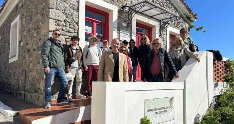 Ά&gamma;&iota;&omicron;&sigmaf; &Epsilon;&upsilon;&sigma;&tau;&rho;ά&tau;&iota;&omicron;&sigmaf;: &Mu;&iota;&alpha; &iota;&sigma;&tau;&omicron;&rho;&iota;&kappa;ή &pi;&epsilon;&rho;&iota;ή&gamma;&eta;&sigma;&eta; &alpha;&pi;ό &tau;&eta;&nu; &epsilon;&xi;&omicron;&rho;ί&alpha; &sigma;&tau;&eta; &delta;&eta;&mu;&omicron;&kappa;&rho;&alpha;&tau;&iota;&kappa;ή &mu;&nu;ή&mu;&eta; &ndash; &Eta; &alpha;&nu;ά&lambda;&upsilon;&sigma;&eta; &tau;&omicron;&upsilon; &epsilon;&kappa;&pi;&alpha;&iota;&delta;&epsilon;&upsilon;&tau;&iota;&kappa;&omicron;ύ &Chi;&rho;ή&sigma;&tau;&omicron;&upsilon; &Pi;ά&tau;&sigma;&eta;