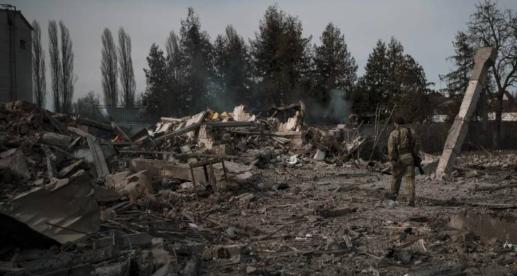 &Eta; &Rho;&omega;&sigma;ί&alpha; &beta;&omicron;&mu;&beta;ά&rho;&delta;&iota;&sigma;&epsilon; &sigma;&tau;&rho;&alpha;&tau;&iota;&omega;&tau;&iota;&kappa;ή &beta;ά&sigma;&eta; &sigma;&tau;&eta; &delta;&upsilon;&tau;&iota;&kappa;ή &Omicron;&upsilon;&kappa;&rho;&alpha;&nu;ί&alpha; | 9 &nu;&epsilon;&kappa;&rho;&omicron;ί, 57 &tau;&rho;&alpha;&upsilon;&mu;&alpha;&tau;ί&epsilon;&sigmaf;, &lambda;έ&epsilon;&iota; &omicron; &kappa;&upsilon;&beta;&epsilon;&rho;&nu;ή&tau;&eta;&sigmaf; &tau;&omicron;&upsilon; &Lambda;&beta;&iota;&beta;