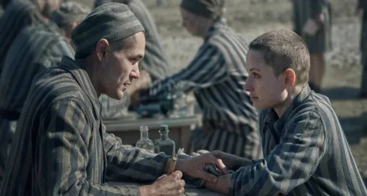 Η απίστευτη αληθινή ιστορία πίσω από τον «Tατουατζή του Άουσβιτς» -Ερωτεύτηκε κεραυνοβόλα συγκρατούμενή του
