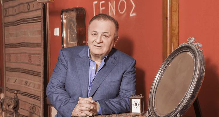 &Omicron; &Pi;&alpha;&nu;&tau;&epsilon;&lambda;ή&sigmaf; &Mu;&pi;&omicron;ύ&mu;&pi;&omicron;&upsilon;&rho;&alpha;&sigmaf; &mu;&pi;&alpha;ί&nu;&epsilon;&iota; &sigma;&tau;&omicron;&nu; &kappa;&lambda;ά&delta;&omicron; &tau;&omicron;&upsilon; &epsilon;&lambda;&alpha;&iota;&omicron;&lambda;ά&delta;&omicron;&upsilon; &mu;&epsilon; &tau;&eta;&nu; Oliva &Lambda;ή&mu;&nu;&omicron;&upsilon;