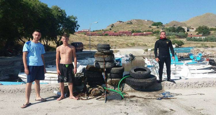 Τέσσερα νέα παιδιά καθάρισαν το λιμανάκι Ανδρωνίου (photos)