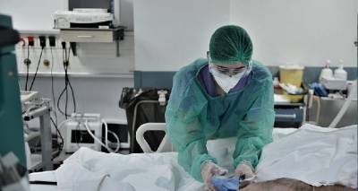 &Kappa;&omicron;&rho;&omega;&nu;&omicron;ϊό&sigmaf;: &Theta;&lambda;&iota;&beta;&epsilon;&rho;ό &rho;&epsilon;&kappa;ό&rho; &mu;&epsilon; 130 &theta;&alpha;&nu;ά&tau;&omicron;&upsilon;&sigmaf;, 700 &omicron;&iota; &delta;&iota;&alpha;&sigma;&omega;&lambda;&eta;&nu;&omega;&mu;έ&nu;&omicron;&iota;, 5.736 &tau;&alpha; &nu;έ&alpha; &kappa;&rho;&omicron;ύ&sigma;&mu;&alpha;&tau;&alpha;