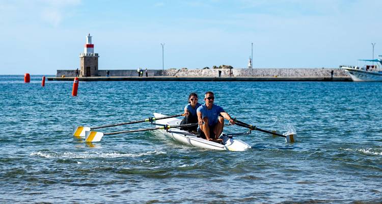 &Alpha;&nu;&alpha;&chi;&omega;&rho;&epsilon;ί &sigma;ή&mu;&epsilon;&rho;&alpha; &omicron; &Nu;. &Omicron;. &Lambda;ή&mu;&nu;&omicron;&upsilon; &gamma;&iota;&alpha; &nu;&alpha; &sigma;&upsilon;&mu;&mu;&epsilon;&tau;έ&chi;&epsilon;&iota; &sigma;&tau;&omicron; 90&omicron; &Pi;&alpha;&nu;&epsilon;&lambda;&lambda;ή&nu;&iota;&omicron; &Pi;&rho;&omega;&tau;ά&theta;&lambda;&eta;&mu;&alpha; &sigma;&tau;&omicron; &Omicron;&lambda;&upsilon;&mu;&pi;&iota;&alpha;&kappa;ό &Kappa;&omega;&pi;&eta;&lambda;&alpha;&tau;&omicron;&delta;&rho;ό&mu;&iota;&omicron;