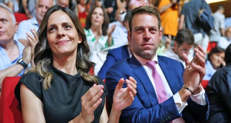 &Sigma;&Upsilon;&Rho;&Iota;&Zeta;&Alpha;: &Eta; ώ&rho;&alpha; &tau;&eta;&sigmaf; &kappa;&rho;ί&sigma;&eta;&sigmaf; &gamma;&iota;&alpha; &Kappa;&alpha;&sigma;&sigma;&epsilon;&lambda;ά&kappa;&eta; &kappa;&alpha;&iota; &Alpha;&chi;&tau;&sigma;&iota;ό&gamma;&lambda;&omicron;&upsilon; -&Psi;ή&phi;&iota;&sigma;&alpha;&nu; 19.000 &mu;έ&lambda;&eta; &tau;&iota;&sigmaf; &pi;&rho;ώ&tau;&epsilon;&sigmaf; &delta;ύ&omicron; ώ&rho;&epsilon;&sigmaf;