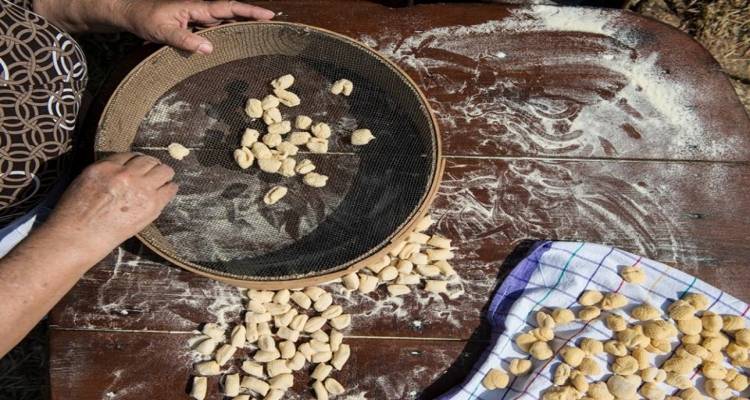 &Eta; &Omicron;&iota;&kappa;&omicron;&gamma;έ&nu;&epsilon;&iota;&alpha; &Pi;&omicron;&rho;&iota;ά&zeta;&eta; &zeta;&upsilon;&mu;ώ&nu;&epsilon;&iota; &alpha;&pi;ό &tau;&omicron; 1919 &tau;&eta; &gamma;&epsilon;ύ&sigma;&eta; &tau;&eta;&sigmaf; &Lambda;ή&mu;&nu;&omicron;&upsilon;