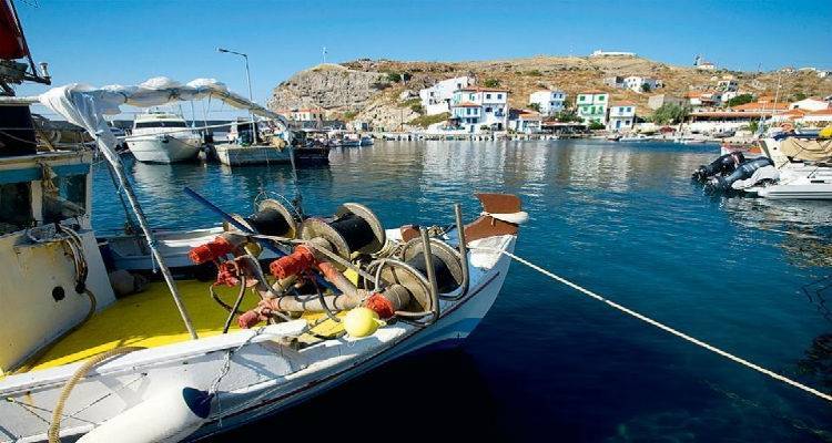 4 ώρες στο πλοίο περνούν οι κάτοικοι του Αη Στράτη για να βγάλουν  50 ευρώ από τη Λήμνο