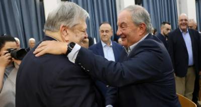 &Eta; &laquo;&sigma;&upsilon;&mu;&mu;&alpha;&chi;ί&alpha; &tau;&omega;&nu; &pi;&rho;ώ&eta;&nu;&raquo;: &Tau;&iota; &sigma;&eta;&mu;&alpha;&tau;&omicron;&delta;&omicron;&tau;&epsilon;ί &eta; &kappa;&omicron;&iota;&nu;ή &pi;&alpha;&rho;&omicron;&upsilon;&sigma;ί&alpha; &Kappa;&alpha;&rho;&alpha;&mu;&alpha;&nu;&lambda;ή-&Beta;&epsilon;&nu;&iota;&zeta;έ&lambda;&omicron;&upsilon; &sigma;&tau;&iota;&sigmaf; &alpha;&rho;&chi;έ&sigmaf; &Delta;&epsilon;&kappa;έ&mu;&beta;&rho;&eta;