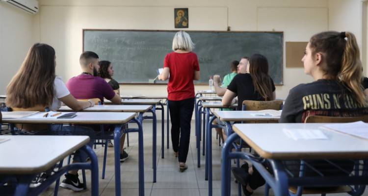 Οδηγός για τις Πανελλαδικές: Τι αλλάζει από φέτος και τι το καλοκαίρι του 2022 | Πότε «μπαίνουν» τα νέα όρια φοίτησης