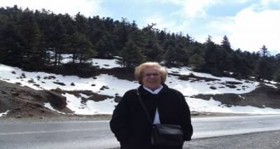 &Sigma;&tau;&eta; &gamma;&epsilon;&iota;&tau;&omicron;&nu;&iota;ά &tau;&omega;&nu; &alpha;&gamma;&gamma;έ&lambda;&omega;&nu; &eta; &gamma;&lambda;&upsilon;&kappa;&iota;ά &Alpha;&nu;&tau;&iota;&gamma;ό&nu;&eta; &Beta;&alpha;&phi;&epsilon;&iota;ά&delta;&omicron;&upsilon;