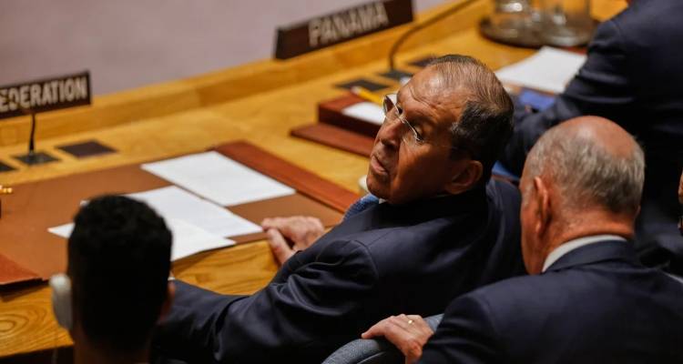 &Eta; &Rho;&omega;&sigma;ί&alpha; &alpha;&pi;&epsilon;&iota;&lambda;&epsilon;ί &delta;&iota;&alpha; &sigma;&tau;ό&mu;&alpha;&tau;&omicron;&sigmaf; &Lambda;&alpha;&beta;&rho;ό&phi;: &laquo;&Alpha;&nu; &eta; &Epsilon;&upsilon;&rho;ώ&pi;&eta; &epsilon;&pi;&iota;&tau;&epsilon;&theta;&epsilon;ί, &omicron; &pi;ό&lambda;&epsilon;&mu;&omicron;&sigmaf; &theta;&alpha; &epsilon;ί&nu;&alpha;&iota; &delta;&iota;&alpha;&phi;&omicron;&rho;&epsilon;&tau;&iota;&kappa;ό&sigmaf; &kappa;&alpha;&iota; &sigma;ύ&nu;&tau;&omicron;&mu;&omicron;&sigmaf;&raquo; | &Tau;&rho;&omicron;&mu;&alpha;&kappa;&tau;&iota;&kappa;ό&sigmaf; &upsilon;&pi;&alpha;&iota;&nu;&iota;&gamma;&mu;ό&sigmaf;