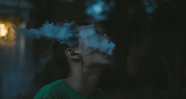 Πρόεδρος Ένωσης Πνευμονολόγων Ελλάδας: Ανησυχεί η ηλικία έναρξης χρήσης καπνού