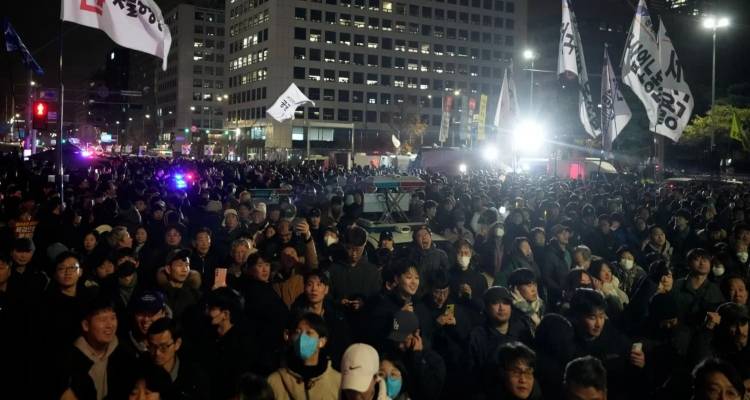 Κατατέθηκε αίτηση για καθαίρεση του Προέδρου της Νοτίου Κορέας -Τα σκάνδαλα, η δημοφιλία, ο στρατιωτικός νόμος