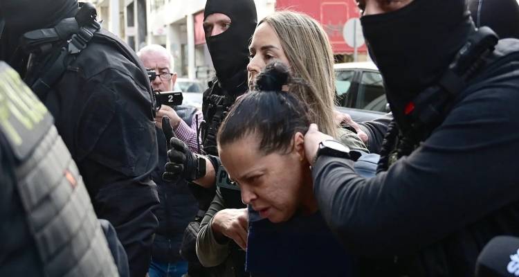 &Sigma;&alpha;&lambda;&alpha;&mu;ί&nu;&alpha;: &Sigma;&tau;&alpha; &delta;&iota;&kappa;&alpha;&sigma;&tau;ή&rho;&iota;&alpha; &Pi;&epsilon;&iota;&rho;&alpha;&iota;ά &eta; &kappa;&alpha;&theta;' &omicron;&mu;&omicron;&lambda;&omicron;&gamma;ί&alpha;&nu; &delta;&omicron;&lambda;&omicron;&phi;ό&nu;&omicron;&sigmaf; &tau;&eta;&sigmaf; &pi;&epsilon;&theta;&epsilon;&rho;ά&sigmaf; &tau;&eta;&sigmaf; [&epsilon;&iota;&kappa;ό&nu;&epsilon;&sigmaf;]
