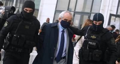 &Delta;ί&kappa;&eta; &laquo;&psi;&epsilon;&upsilon;&tau;&omicron;&gamma;&iota;&alpha;&tau;&rho;&omicron;ύ&raquo;: Έ&lambda;&epsilon;&gamma;&epsilon; &sigma;&epsilon; &gamma;&upsilon;&nu;&alpha;ί&kappa;&epsilon;&sigmaf; &mu;&epsilon; &sigma;&kappa;&lambda;ή&rho;&upsilon;&nu;&sigma;&eta; &kappa;&alpha;&tau;ά &pi;&lambda;ά&kappa;&alpha;&sigmaf; ό&tau;&iota; &mu;ό&nu;&omicron; &alpha;&upsilon;&tau;ό&sigmaf; έ&chi;&epsilon;&iota; &tau;&omicron;... &phi;ά&rho;&mu;&alpha;&kappa;&omicron; &gamma;&iota;&alpha; &tau;&eta;&nu; &alpha;&sigma;&theta;έ&nu;&epsilon;&iota;ά &tau;&omicron;&upsilon;&sigmaf;