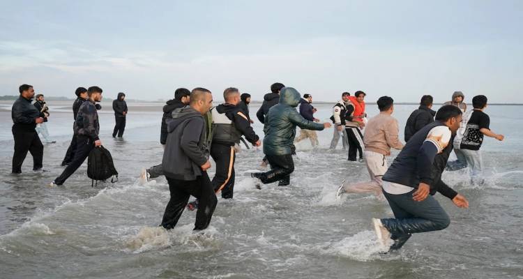 Βρετανία :  «Χάσαμε τον Έλεγχο των Συνόρων» -  Ομολογία και κρίση στο μεταναστευτικό
