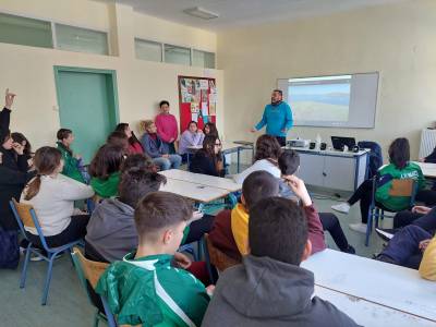 &Lambda;ή&mu;&nu;&omicron;&sigmaf;: &Omicron;&iota; &mu;&alpha;&theta;&eta;&tau;έ&sigmaf; &tau;&omicron;&upsilon; &Gamma;&upsilon;&mu;&nu;&alpha;&sigma;ί&omicron;&upsilon; &Mu;&omicron;ύ&delta;&rho;&omicron;&upsilon; έ&mu;&alpha;&theta;&alpha;&nu; &gamma;&iota;&alpha; &tau;&omicron; &laquo;&Mu;&epsilon;&lambda;ί&chi;&lambda;&omega;&rho;&omicron;&raquo; &kappa;&alpha;&iota; &gamma;&iota;&alpha; &tau;&eta;&nu; &pi;&alpha;&rho;&omicron;&upsilon;&sigma;ί&alpha; &tau;&omicron;&upsilon; &sigma;&tau;&omicron;&nu; &kappa;&alpha;&tau;ά&lambda;&omicron;&gamma;&omicron; ά&upsilon;&lambda;&eta;&sigmaf; &pi;&omicron;&lambda;&iota;&tau;&iota;&sigma;&tau;&iota;&kappa;ή&sigmaf; &kappa;&lambda;&eta;&rho;&omicron;&nu;&omicron;&mu;&iota;ά&sigmaf; &tau;&eta;&sigmaf; UNESCO