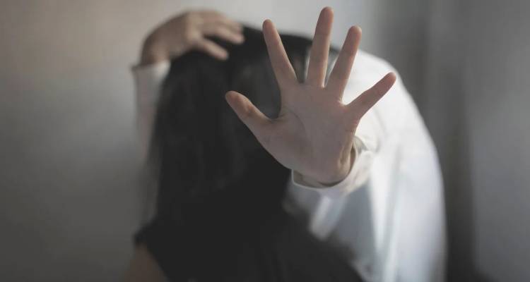 &Alpha;&sigma;&pi;&rho;ό&pi;&upsilon;&rho;&gamma;&omicron;&sigmaf;: &laquo;&Mu;&epsilon; &epsilon;&xi;&alpha;&nu;&alpha;&gamma;&kappa;ά&zeta;&omicron;&upsilon;&nu; &sigma;&epsilon; &epsilon;&pi;&alpha;&iota;&tau;&epsilon;ί&alpha;, &mu;&epsilon; &chi;&tau;&upsilon;&pi;ά&nu;&epsilon;, &delta;&epsilon;&nu; &alpha;&nu;&tau;έ&chi;&omega; ά&lambda;&lambda;&omicron;&raquo; -10&chi;&rho;&omicron;&nu;&eta; &kappa;&alpha;&tau;ή&gamma;&gamma;&epsilon;&iota;&lambda;&epsilon; &tau;&omicron;&upsilon;&sigmaf; &gamma;&omicron;&nu;&epsilon;ί&sigmaf; &tau;&eta;&sigmaf;