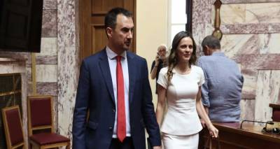 &Pi;&alpha;&rho;έ&mu;&beta;&alpha;&sigma;&eta; &Alpha;&chi;&tau;&sigma;&iota;ό&gamma;&lambda;&omicron;&upsilon;, &Chi;&alpha;&rho;ί&tau;&sigma;&eta;, &Eta;&lambda;&iota;ό&pi;&omicron;&upsilon;&lambda;&omicron;&upsilon;: &laquo;&Omicron; &Sigma;&Upsilon;&Rho;&Iota;&Zeta;&Alpha; &epsilon;ί&nu;&alpha;&iota; &sigma;&epsilon; &delta;&iota;ά&lambda;&upsilon;&sigma;&eta;!&raquo; -&Omicron; &Kappa;&alpha;&sigma;&sigma;&epsilon;&lambda;ά&kappa;&eta;&sigmaf; &sigma;&upsilon;&gamma;&kappa;&alpha;&lambda;&epsilon;ί &epsilon;&kappa;&tau;ά&kappa;&tau;&omega;&sigmaf; &tau;&eta;&nu; &Pi;έ&mu;&pi;&tau;&eta; &tau;&omicron; &Epsilon;.&Gamma;.