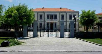 &Epsilon;&nu;&eta;&mu;&epsilon;&rho;&omega;&tau;&iota;&kappa;ή &omicron;&mu;&iota;&lambda;ί&alpha; &Sigma;&chi;&omicron;&lambda;&iota;&kappa;&omicron;ύ &Epsilon;&pi;&alpha;&gamma;&gamma;&epsilon;&lambda;&mu;&alpha;&tau;&iota;&kappa;&omicron;ύ &Pi;&rho;&omicron;&sigma;&alpha;&nu;&alpha;&tau;&omicron;&lambda;&iota;&sigma;&mu;&omicron;ύ &alpha;&pi;ό &tau;&omicron; &Gamma;&upsilon;&mu;&nu;ά&sigma;&iota;&omicron; &Mu;ύ&rho;&iota;&nu;&alpha;&sigmaf;