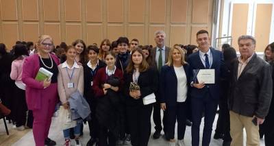 &Omicron;&iota; &laquo;&Delta;&iota;&pi;&lambda;&omega;&mu;ά&tau;&epsilon;&sigmaf;&raquo; &tau;&omicron;&upsilon; &Gamma;&upsilon;&mu;&nu;&alpha;&sigma;ί&omicron;&upsilon; &Mu;&omicron;ύ&delta;&rho;&omicron;&upsilon; &mu;&iota;&lambda;&omicron;ύ&nu; &sigma;&tau;&omicron;&nu; Fm 100