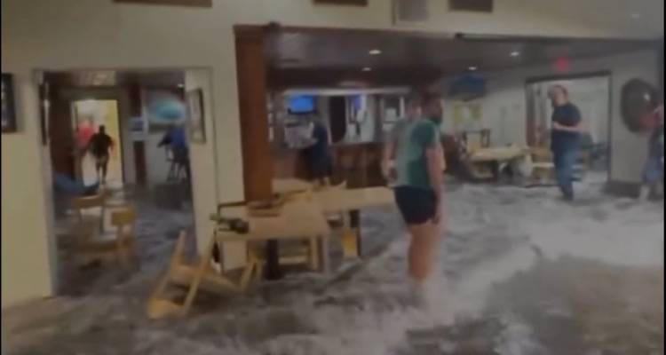 ΒΙΝΤΕΟ: Η τρομακτική στιγμή που τα τεράστια κύματα σπάνε τις πόρτες σε στρατιωτική βάση στα νησιά Μάρσαλ